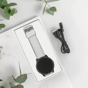 biały zegarek smartwatch na komunię