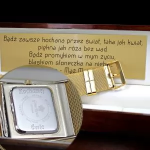 zegarek w drewnianym pudełku