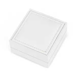 białe pudełeczko prezentowe na biżuterię