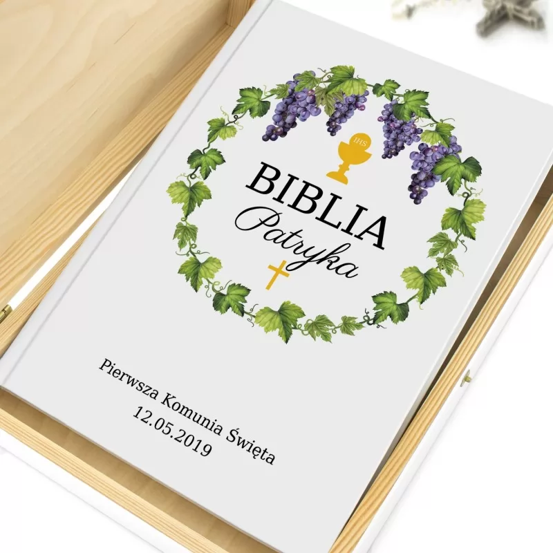 biblia z personalizacją winorośl na prezent na komunię dla chłopca