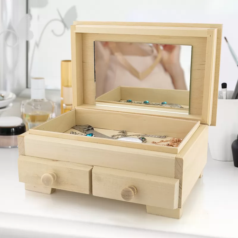 drewniany kuferek z lustrem